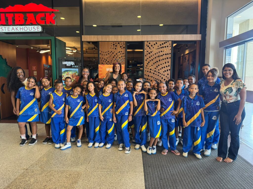 Outback proporciona experiência especial a 30 alunos de escola pública de Feira por ocasião do Dia das Crianças